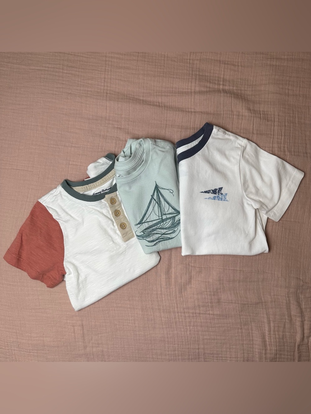 Tommy Bahama Boys 4T / XS Lot of 3 Graphic & Colorblock Short Sleeve Tees⁠